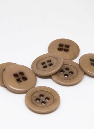 Пуговица пластик 4 прокола d-23мм бежевая, бело-бежевая - в интернет-магазине тканей Тессутидея арт. F-4741