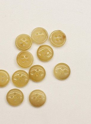 Пуговица рог 4 прокола d-11мм бежевая - в интернет-магазине тканей Тессутидея арт. F-6567