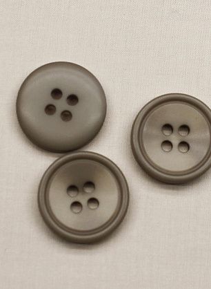 Пуговица пластик 4 прокола d-18мм серая - в интернет-магазине тканей Тессутидея арт. F-6674