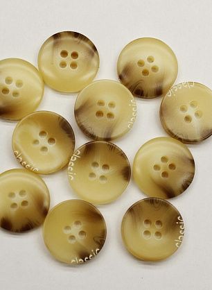 Пуговица пластик 4 прокола d-18мм бежево-коричневая с надписью - в интернет-магазине тканей Тессутидея арт. F-6670