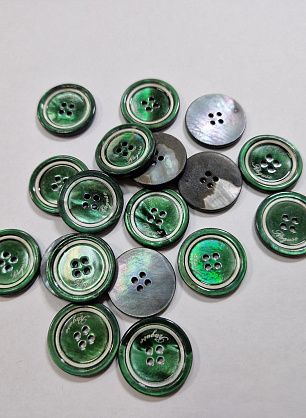 Пуговица костюмная ракушка 4 прокола d-20мм зеленая с серебряным ободком с надписью - в интернет-магазине тканей Тессутидея арт. F-5993