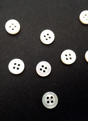 Пуговица перламутр 4 прокола d-9мм молочная с ободком - в интернет-магазине тканей Тессутидея арт. F-3926