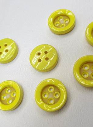 Пуговица пластик 4 прокола d-15мм желтая - в интернет-магазине тканей Тессутидея арт. F-4204