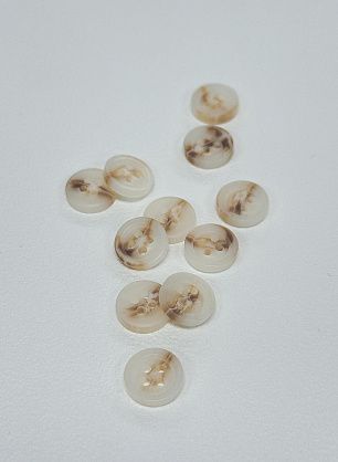 Пуговица пластик под рог 4 прокола d-11мм бело-коричневая - в интернет-магазине тканей Тессутидея арт. F-7129