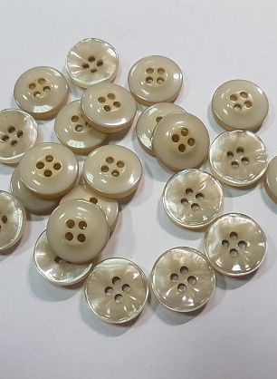 Пуговица пластик 4 прокола d-16мм бежевая перламутровая - в интернет-магазине тканей Тессутидея арт. F-5574