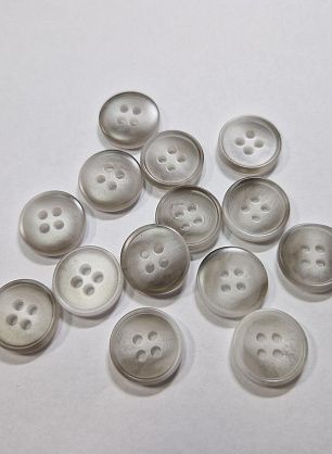 Пуговица костюмная пластик 4 прокола d-15мм серая с белыми вкраплениями - в интернет-магазине тканей Тессутидея арт. F-5921