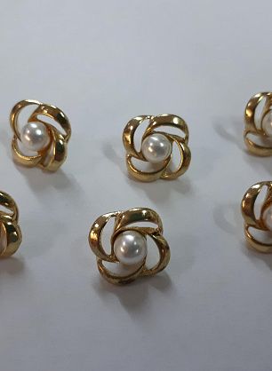 Пуговица металл золото на ножке d-14мм с жемчужиной - в интернет-магазине тканей Тессутидея арт. F-4154