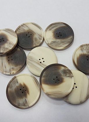 Пуговица рог 4 прокола d-34мм бело-коричневая - в интернет-магазине тканей Тессутидея арт. F-5018