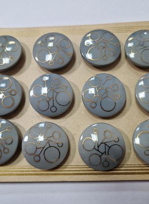 Пуговица на ножке d-28мм серая с золотым рисунком - в интернет-магазине тканей Тессутидея арт. F-5870