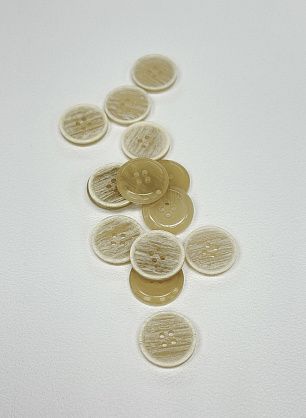 Пуговица пластик 4 прокола d-18мм бежевая меланж - в интернет-магазине тканей Тессутидея арт. F-7116