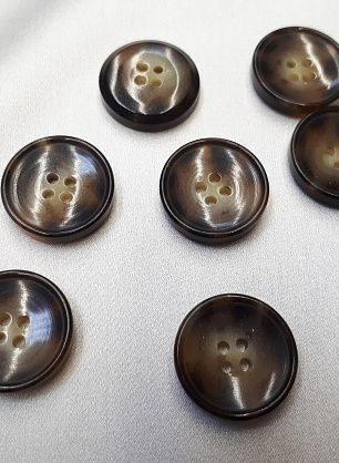 Пуговица пластик 4 прокола d-20мм бежево-коричневая - в интернет-магазине тканей Тессутидея арт. F-3857