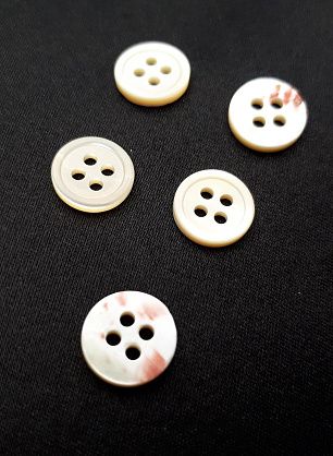 Пуговица ракушка 4 прокола d-10мм светло-бежевая с ободком - в интернет-магазине тканей Тессутидея арт. F-3933