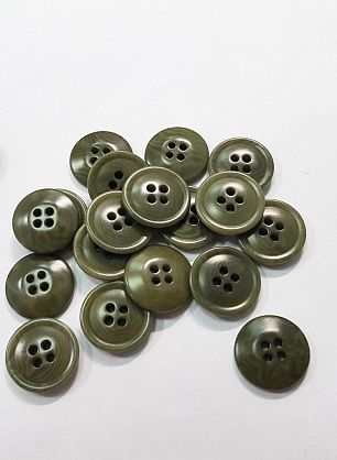 Пуговица пластик 4 прокола d-14мм хаки - в интернет-магазине тканей Тессутидея арт. F-5316