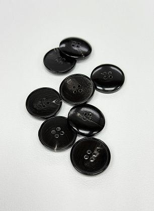 Пуговица рог 4 прокола d-22мм черная с бежевыми вкраплениями - в интернет-магазине тканей Тессутидея арт. F-7152