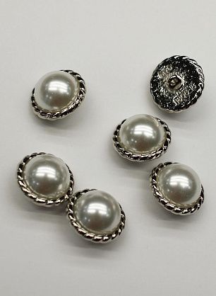 Пуговица металл серебро на ножке d-18мм с жемчужной вставкой - в интернет-магазине тканей Тессутидея арт. F-6995