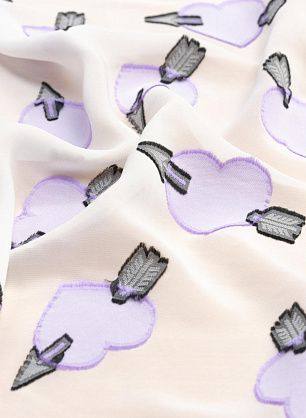 Плательная филькупе (н) сиреневые сердца со стрелой на белом - в интернет-магазине тканей Тессутидея арт. 04-1315