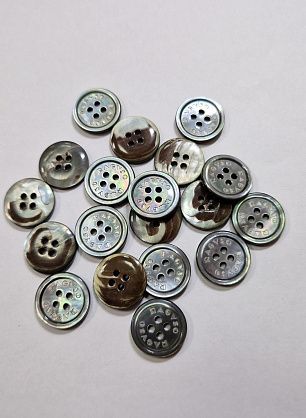 Пуговица костюмная ракушка 4 прокола d-15мм серая - в интернет-магазине тканей Тессутидея арт. F-5976