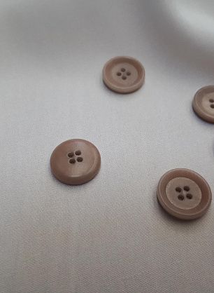 Пуговица пластик 4 прокола d-14мм бежевая - в интернет-магазине тканей Тессутидея арт. F-3916