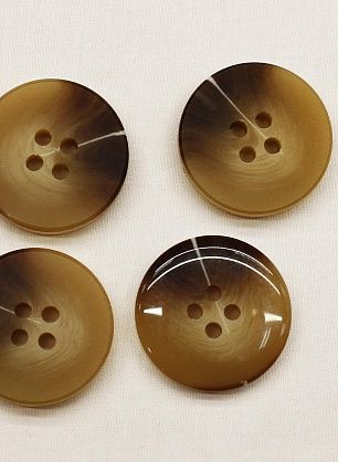 Пуговица пластик 4 прокола d-15мм бежево-коричневая с белой полосой - в интернет-магазине тканей Тессутидея арт. F-6800