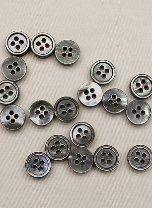 Пуговица перламутр 4 прокола d-9мм темно-серая надписью Emanuel Ungaro по бортику - в интернет-магазине тканей Тессутидея арт. F-6850