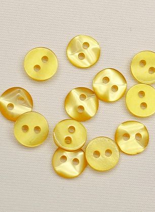 Пуговица пластик 2 прокола d-9мм темно-желтая - в интернет-магазине тканей Тессутидея арт. F-6550