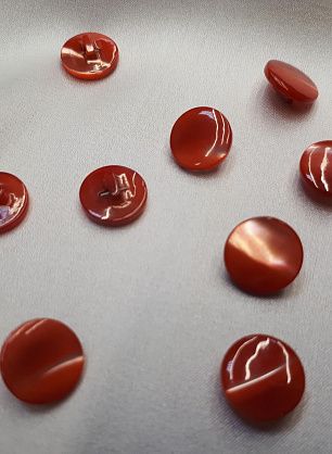 Пуговица перламутр на ножке d-11мм красная - в интернет-магазине тканей Тессутидея арт. F-3839