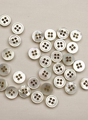 Пуговица перламутр 4 прокола d-9мм белая надписью Emanuel Ungaro по бортику - в интернет-магазине тканей Тессутидея арт. F-6849