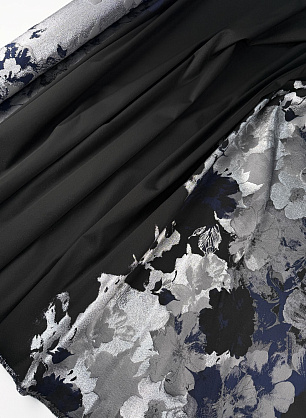 Плательная с люрексом купон (1,38м) (н) сине-серебряные цветы на черном - в интернет-магазине тканей Тессутидея арт. 03-7624