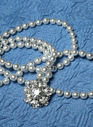 Брошь металл серебро со стразами и нить жемчуга - в интернет-магазине тканей Тессутидея арт. F-3011