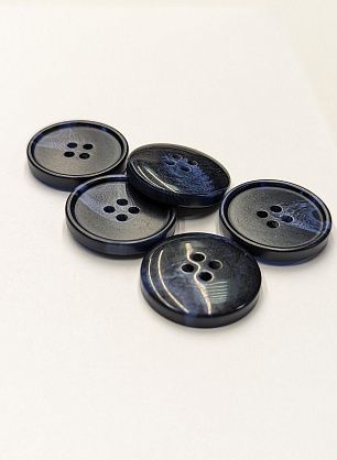 Пуговица костюмная пластик 4 прокола d-25мм темно-синяя с голубыми прожилками - в интернет-магазине тканей Тессутидея арт. F-6101