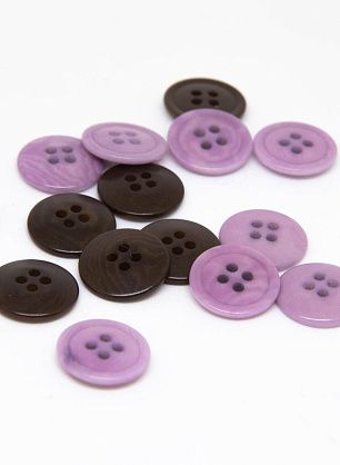 Пуговица пластик 4 прокола d-12мм темно-коричневая, сиреневая - в интернет-магазине тканей Тессутидея арт. F-4628