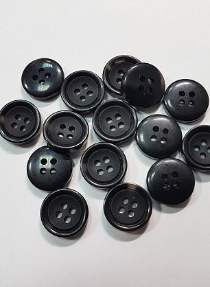 Пуговица пластик 4 прокола d-14мм черная с коричневой прожилкой - в интернет-магазине тканей Тессутидея арт. F-5679