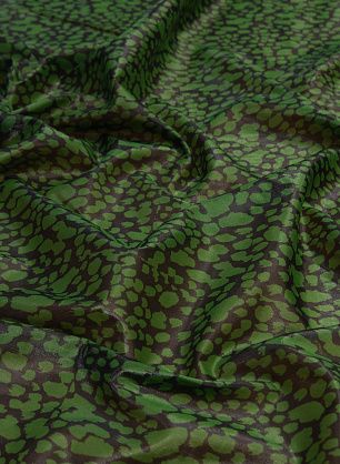 Батист с люрексом купон (0,89м) (н) зеленый принт на черном в стиле Coach  - в интернет-магазине тканей Тессутидея арт. 01-5663