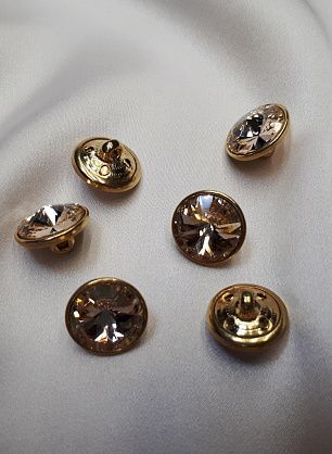 Пуговица металл золото на ножке с крупным светло-розовым стразом Swarovski d-16мм  - в интернет-магазине тканей Тессутидея арт. F-3897