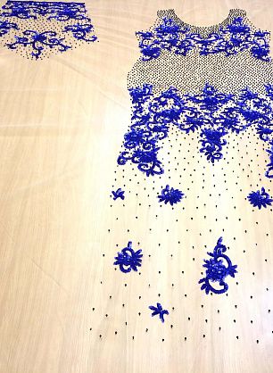 Аппликация платье на светло-бежевой сетке черно-синий орнамент из пайеток и стекляруса  - в интернет-магазине тканей Тессутидея арт. F-3362