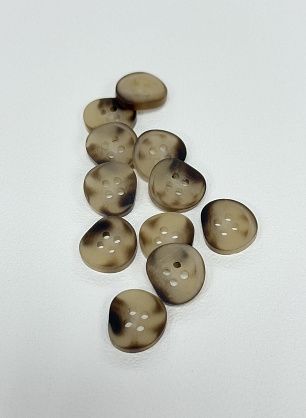 Пуговица пластик под рог 4 прокола d-15мм коричневая - в интернет-магазине тканей Тессутидея арт. F-7157