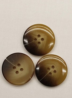 Пуговица пластик 4 прокола d-25мм бежево-коричневая с белой полосой - в интернет-магазине тканей Тессутидея арт. F-6797