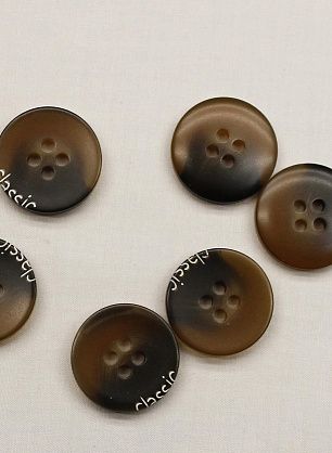 Пуговица пластик 4 прокола d-18мм коричневая с надписью - в интернет-магазине тканей Тессутидея арт. F-6660