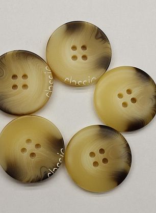 Пуговица пластик 4 прокола d-28мм бежево-коричневая с надписью - в интернет-магазине тканей Тессутидея арт. F-6667