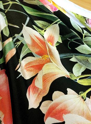 Крепдешин (н) крупный цветочно-растительный орнамент на черном - в интернет-магазине тканей Тессутидея арт. 02-8047