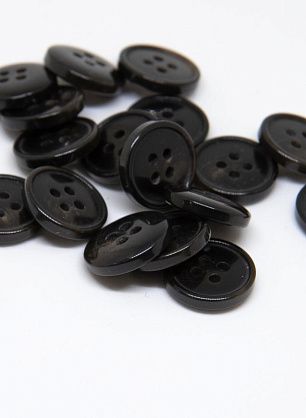 Пуговица пластик 4 прокола d-14мм темно-коричневая  - в интернет-магазине тканей Тессутидея арт. F-4752