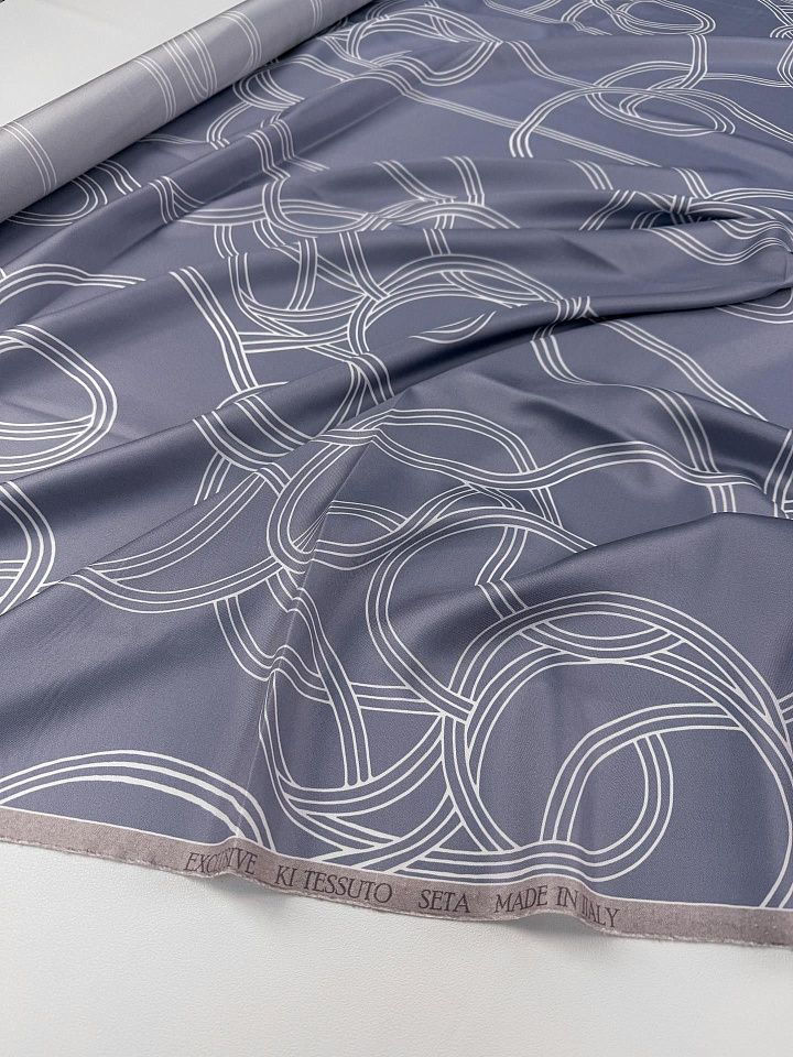 Шелк твил (н) белая геометрическая абстракция на серо-голубом - итальянские ткани Тессутидея арт. 10-4874