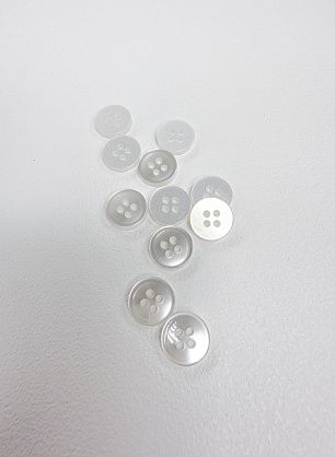 Пуговица пластик 4 прокола d-11мм белая - в интернет-магазине тканей Тессутидея арт. F-7140