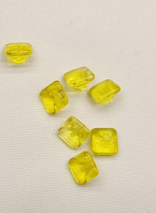 Пуговица квадратная стеклянная на ножке d-10мм желтая прозрачная - в интернет-магазине тканей Тессутидея арт. F-6610