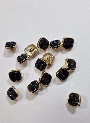 Пуговица квадратная металл золото на ножке d-10мм с перламутровой вставкой черная - в интернет-магазине тканей Тессутидея арт. F-6037