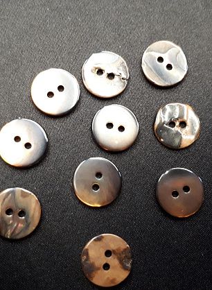 Пуговица ракушка 2 прокола d-13мм коричневая - в интернет-магазине тканей Тессутидея арт. F-3956