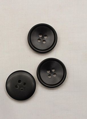 Пуговица пластик 4 прокола d-22мм черная   - в интернет-магазине тканей Тессутидея арт. F-6685