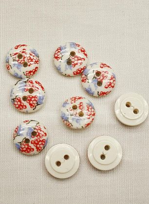 Пуговица пластик 2 прокола d-11-12мм белая с красно-голубым рисунком - в интернет-магазине тканей Тессутидея арт. F-6972