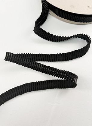 Тесьма плиссе из искусственной кожи ш-3см черная - итальянские ткани Тессутидея F-7192