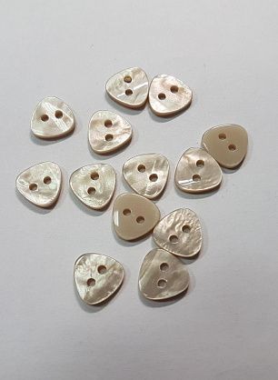 Пуговица пластик 2 прокола d-10мм бежевая треугольная - в интернет-магазине тканей Тессутидея арт. F-5528